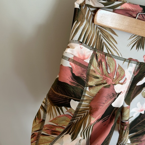 Old Navy Active EUC Align Type Shorts with pockets - Picture 2 of 7